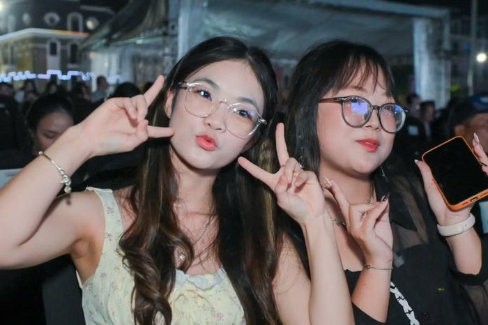 Thúy Hiền (ảnh trái) và Nông Khánh Linh đều bày tỏ sự bất ngờ trước quy mô sân khấu, đồng thời vui khi thành phố đăng cai một sự kiện sắc đẹp lớn.