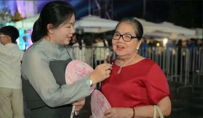 Bà ví 60 ngày con gái tham gia Hoa hậu Việt Nam như một "khóa học cao học về trải nghiệm cuộc sống". Để cổ vũ Khánh Linh, hơn 20 người thân từ TPHCM, Đà Nẵng đã ra Hải Phòng. Với gia đình, được trực tiếp chứng kiến cô tự tin trên sân khấu là dấu mốc đáng nhớ.