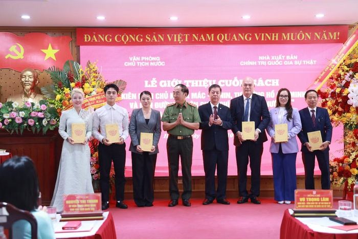 NXB Chính trị quốc gia Sự thật phối hợp với Văn phòng Chủ tịch nước tổ chức lễ giới thiệu cuốn sách Kiên định chủ nghĩa Mác - Lênin, tư tưởng Hồ Chí Minh và con đường đi lên chủ nghĩa xã hội ở nước ta của Đại tướng, GS.TS. Trần Đại Quang.