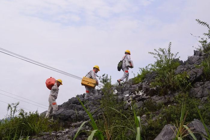 Vận chuyển thiết bị lên đỉnh núi đá