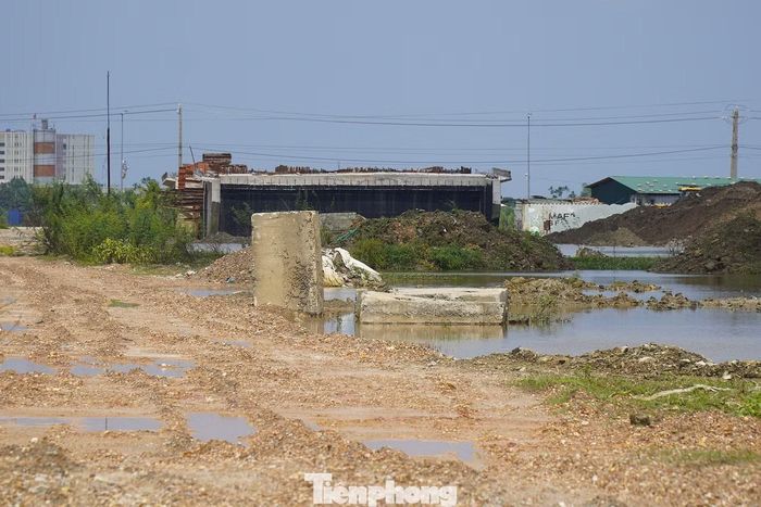 Thông tin mới nhất từ chủ đầu tư, gói thầu số 20 thuộc dự án hiện thi công nền, móng với chiều dài 1,5/3,4 km, đạt hơn 44%; gói thầu số 21 đạt khoảng 29,5% khối lượng nền, móng đường. 5 cây cầu trên tuyến hiện đạt khoảng 45% khối lượng.