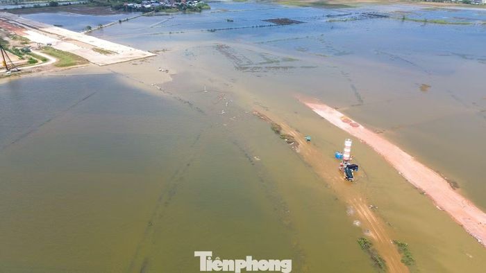 Đại diện chủ đầu tư cho biết, dự án đã được bố trí 350 tỷ đồng vốn kế hoạch năm 2026, hiện giải ngân 227,167 tỷ đồng, đạt 64,9%. Trong đó, đáng chú ý, kể từ khi chủ đầu tư mới tiếp nhận dự án, giá trị giải ngân đạt 86,275 tỷ đồng.