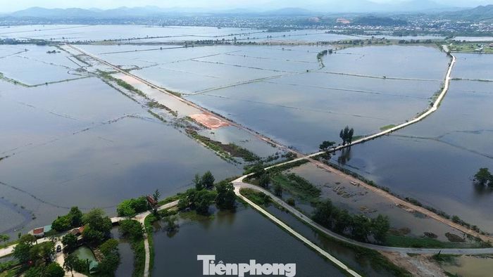 Thời gian gần đây, mưa lớn kéo dài khiến nhiều vị trí trũng thấp thuộc gói thầu số 21 qua phường Thanh Thủy luôn ngập nước, chưa thể bóc đất hữu cơ và xử lý nền đất yếu. Đường công vụ phục vụ thi công cầu có cao độ thiết kế chỉ 0,4 - 1,3 m, nhiều đoạn bị ngập, khiến phương tiện vận chuyển vật tư, thiết bị không thể tiếp cận công trường.