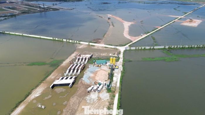 Bên cạnh xử lý nhà thầu, thay chủ đầu tư, công tác giải phóng mặt bằng trên tuyến đang được tập trung hoàn tất. Đến nay, các địa phương, đơn vị chức năng đã bàn giao 57,5/60,2 ha, tương ứng khoảng 8,9/10,1 km tuyến. Phần còn lại khoảng 2,7 ha, liên quan 139 hộ dân tại hai phường Hương Thủy và Phú Bài, tiếp tục được tháo gỡ.