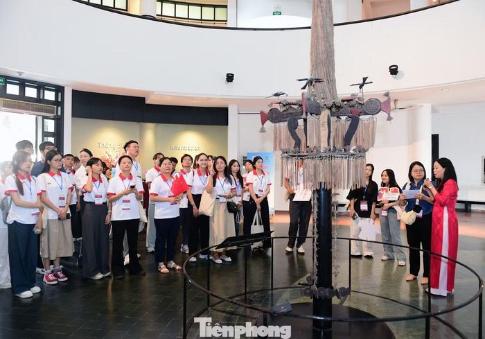 Các đại biểu tham quan không gian trưng bày giới thiệu về văn hóa, dân tộc ở Việt Nam. Ảnh: Xuân Tùng