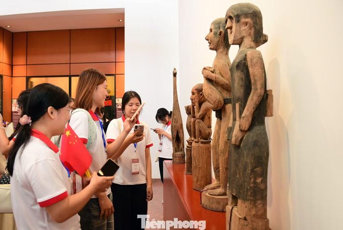 Đại biểu chương trình nghe giới thiệu về các hiện vật trưng bày, tái hiện các nét văn hóa của nhiều dân tộc của Việt Nam. Ảnh: Xuân Tùng