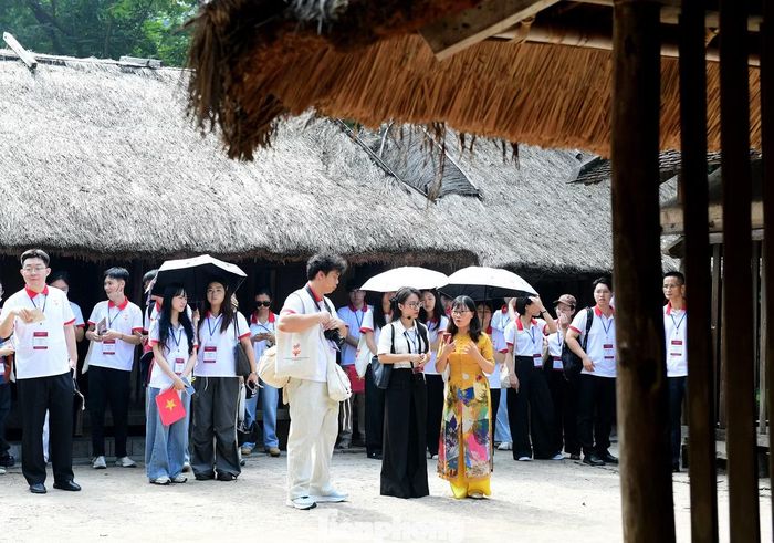 Đại biểu trải nghiệm, tạo dáng chụp ảnh không gian ngoài trời ở Bảo tàng Dân tộc học Việt Nam. Ảnh: Xuân Tùng