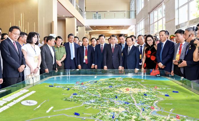 Thủ tướng Chính phủ Lê Minh Hưng và Đại tướng Lương Tam Quang - Bộ trưởng Bộ Công an, cùng các đại biểu tham quan sa bàn quy hoạch tỉnh Hưng Yên thời kỳ 2021 - 2030, tầm nhìn đến năm 2050. (Ảnh: BHY)