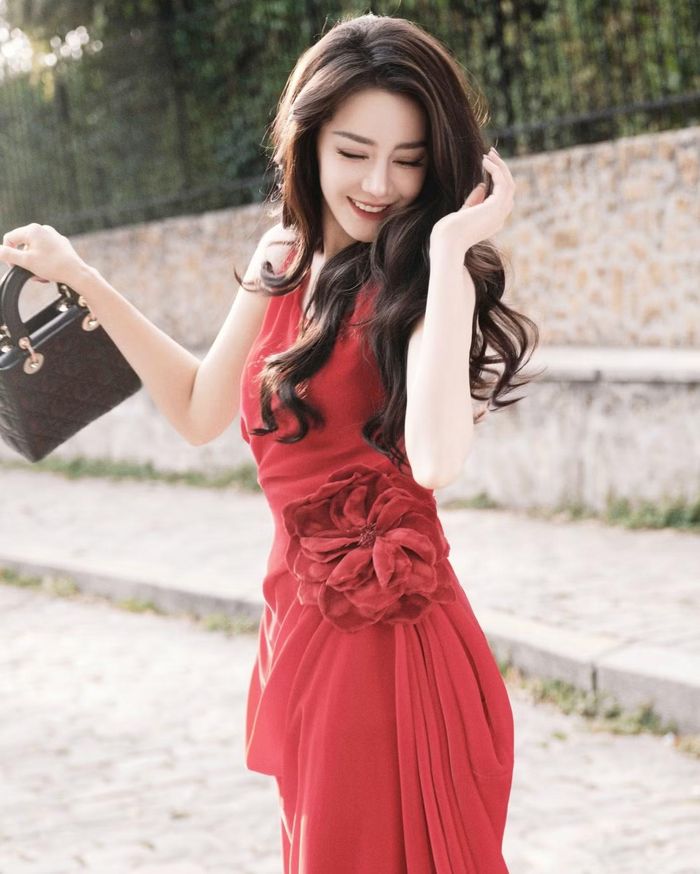 Địch Lệ Nhiệt Ba không chỉ thu hút sự chú ý nhờ tạo hình thảm đỏ quyến rũ, cô còn tạo ra lượng thảo luận và giá trị truyền thông ấn tượng trên nền tảng Weibo.