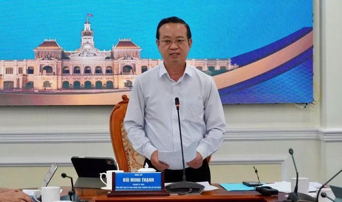 Phó Chủ tịch UBND TPHCM Bùi Minh Thạnh trao đổi tại phiên họp.