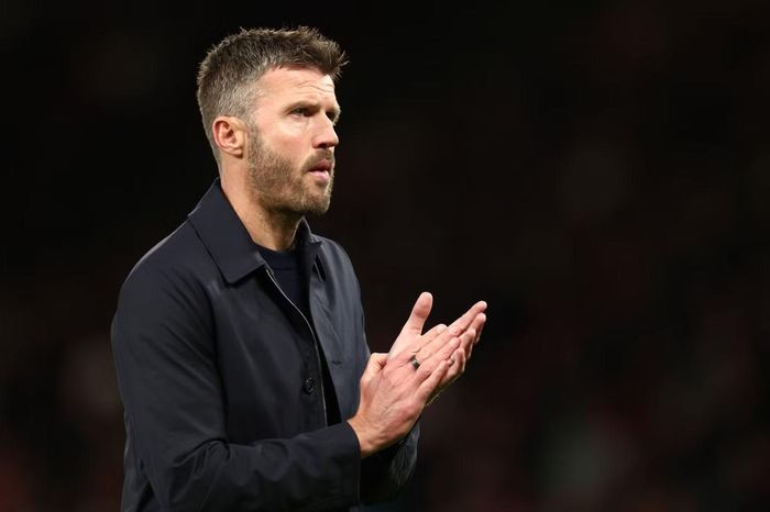  Áp lực sa thải đè nặng lên vai Michael Carrick khi Man Utd trải qua màn khởi đầu tệ nhất lịch sử CLB tại Premier League. Thành tích nghèo nàn 5 điểm sau 6 vòng đấu (một thắng, 2 hòa, 3 thua) đẩy Quỷ Đỏ rơi xuống vị trí thứ 13. Cơn khủng hoảng của MU đến từ việc nhiều trụ cột chấn thương và sa sút phong độ. Tuy nhiên, lối chơi của MU dưới triều đại chính thức của Carrick vẫn thiếu sự bùng nổ, chỉ thiên về phòng ngự phản công. "Quỷ đỏ" chơi hơn người trước Man City và Tottenham nhưng lần lượt nhận kết quả thua và hòa. 