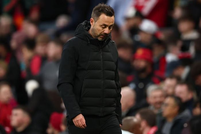  De Zerbi được ban lãnh đạo Tottenham duyệt chi ngân sách khổng lồ 315 triệu bảng để chiêu mộ tân binh. Dù vậy, vị trí thứ 19 hiện tại với 3 điểm sau 6 trận (3 hòa, 3 thua) là kết quả không thể chấp nhận đối với Tottenham. Cuộc khủng hoảng này xuất phát từ sự mất cân bằng nghiêm trọng giữa công và thủ trong triết lý của ông. Spurs cầm bóng trung bình lên tới 64% mỗi trận nhưng hoàn toàn vô hại trước vòng cấm đối phương. Ngược lại, hàng thủ dâng cao quá mức khiến họ trở thành đội bóng để thủng lưới từ các tình huống phản công nhiều nhất giải đấu với 9 bàn thua. 