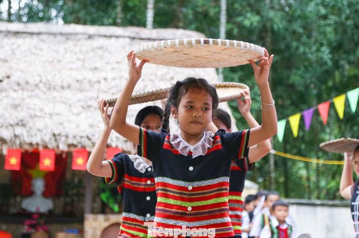 Hào hứng tham gia các hoạt động, em Võ Thị Thanh Nhi (học sinh lớp 4/9, Trường Tiểu học Trưng Nữ Vương) cho biết: “Hôm nay, em rất vui vì được tham gia nhiều trò chơi mới. Các hoạt động vừa thú vị, vừa giúp chúng em học thêm nhiều điều hay. Các phòng học cũng đẹp và rực rỡ hơn. Em mong sẽ có thêm nhiều chương trình như thế này để chúng em được vui chơi, trải nghiệm và học tập tốt hơn”.