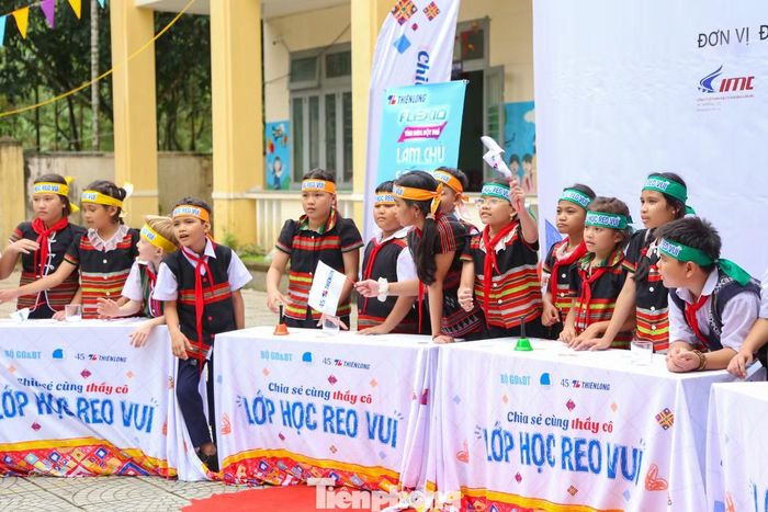 Bên cạnh việc làm mới lớp học, chương trình còn mang đến những giờ phút sôi động cho gần 100 học sinh Cơ Tu với những trò chơi, trạm trải nghiệm được thiết kế phù hợp với từng cấp học như: Trúc xanh, Đuổi màu bắt ý, Rung chuông vàng, Vượt rào tri thức...