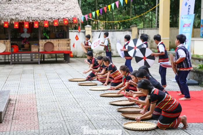 Điểm trường Tà Lang Giàn Bí của Trường Tiểu học Trưng Nữ Vương như được "khoác" áo mới khi hành trình "Lớp học reo vui" ghé chân với Góc tri ân cùng hàng trăm lời nhắn gửi thầy cô, các phòng học được trang trí nhiều sắc màu, các em học sinh rạng rỡ trong trang phục truyền thống...