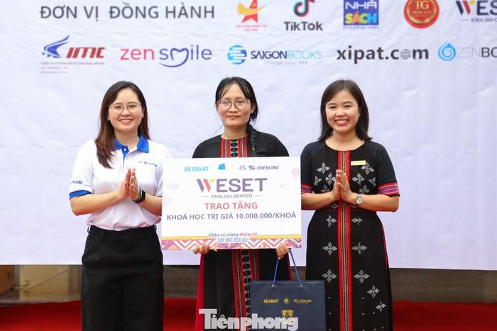 Tại chương trình, Ban tổ chức đã tôn vinh cô Nguyễn Thị Hồng Luyến - giáo viên Trường Tiểu học Trưng Nữ Vương, một trong 34 giáo viên tiêu biểu được tuyên dương trong chương trình Chia sẻ cùng thầy cô năm 2026. "Đây là niềm vinh dự, nguồn động viên to lớn để tôi tiếp tục cống hiến, gắn bó với nghề và mang lại nhiều giá trị hơn nữa cho học sinh", cô Luyến nói.
