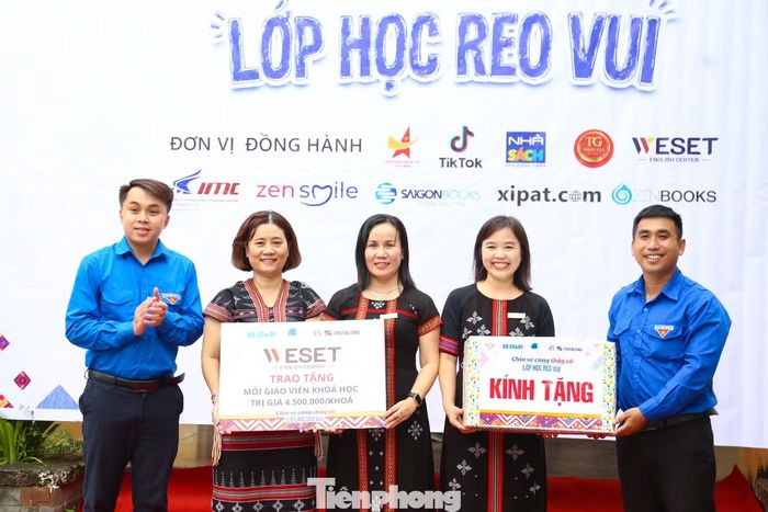 Theo cô Nguyễn Thị Bích Ngọc, Hiệu trưởng Trường Tiểu học Trưng Nữ Vương, thầy cô và các em học sinh rất hạnh phúc khi trở thành điểm đến đầu tiên của chương trình "Lớp học reo vui" ở khu vực miền Trung.