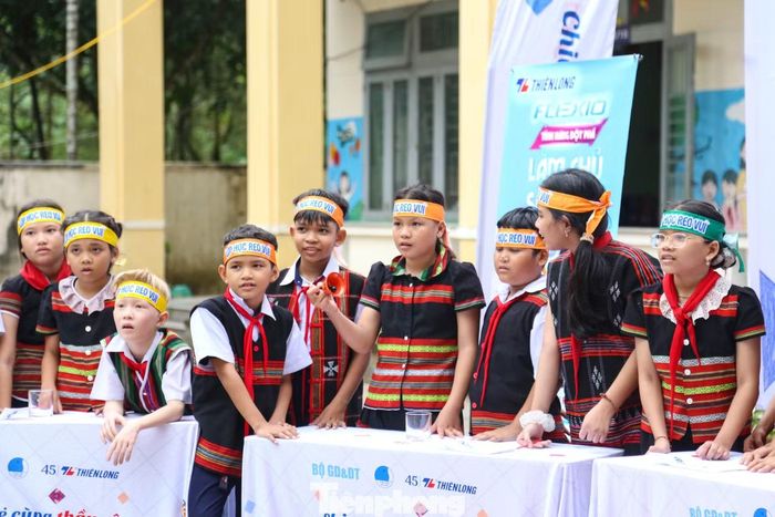  Trong hơn một tháng, hành trình dừng chân tại 12 trường tại 12 tỉnh thành trên cả nước và dành nguồn lực để cùng nhà trường làm mới không gian học tập, tổ chức chuỗi hoạt động trải nghiệm cho học sinh, tri ân các thầy cô giáo﻿ bám bản ở các địa bàn khó khăn. 