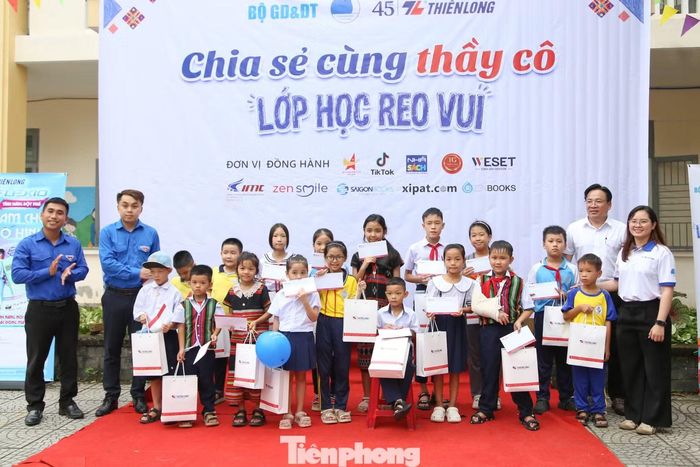 "Sự quan tâm của hành trình "Lớp học reo vui" và chương trình Chia sẻ cùng thầy cô là động lực để các giáo viên đang giảng dạy ở vùng xa, vùng khó tiếp tục bám bản, gieo chữ, gắn bó với sự nghiệp trồng người", cô Ngọc nói.