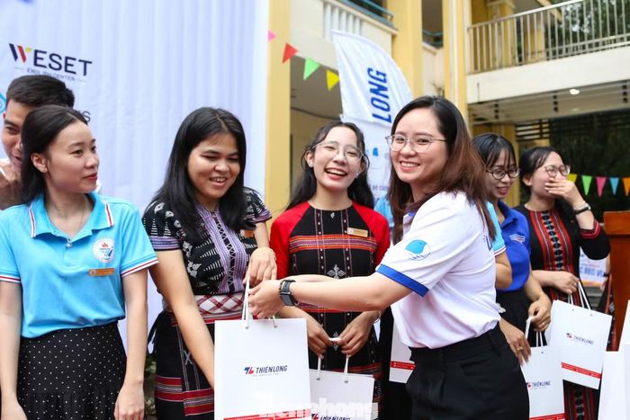 Các học sinh ở điểm trường đều là người đồng bào Cơ Tu, nhiều thầy cô giáo cũng là người đồng bào Cơ Tu đã học tập, trưởng thành và quay trở lại giảng dạy tại trường.