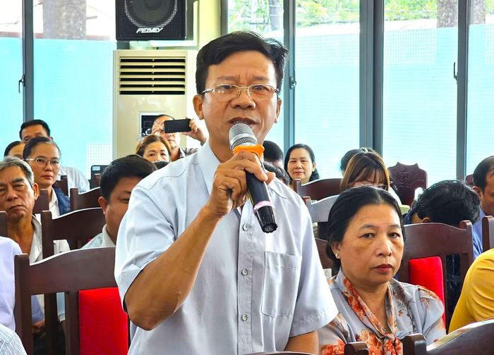 Cử tri trình bày kiến nghị.