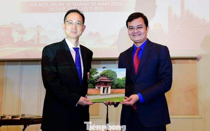 Bí thư thứ nhất T.Ư Đoàn Bùi Quang Huy tặng quà Đại biện Đại sứ quán Trung Quốc tại Việt Nam Vương Quần tại chương trình. Ảnh: Xuân Tùng