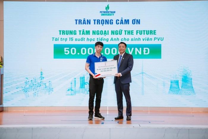 Các đơn vị/trung tâm/cựu sinh viên PVU tài trợ học bổng sinh viên, kinh phí mua sắm trang thiết bị giảng dạy và học tập, trao tặng phần mềm thu học phí và các suất học bổng tiếng Anh.