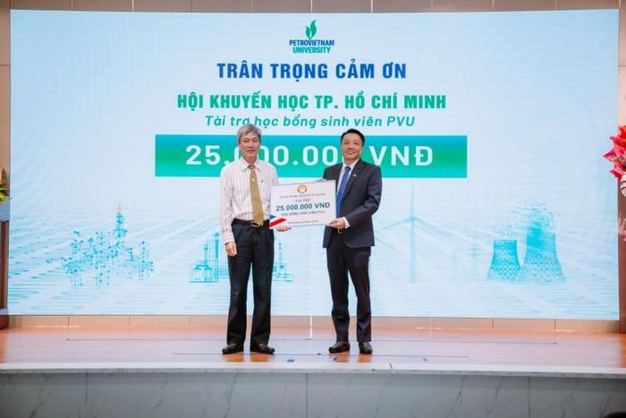 Hội Khuyến học TP Hồ Chí Minh trao tặng học bổng sinh viên PVU.