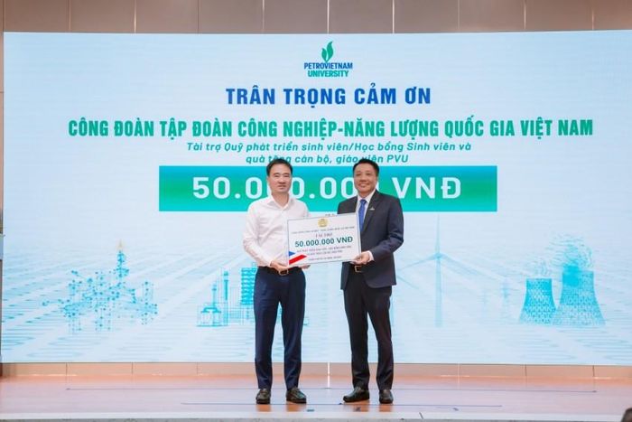 Ông Vũ Anh Tuấn - Phó Chủ tịch Công đoàn Tập đoàn trao tài trợ Quỹ phát triển sinh viên/ Học bổng sinh viên và quà tặng cán bộ, giáo viên PVU.