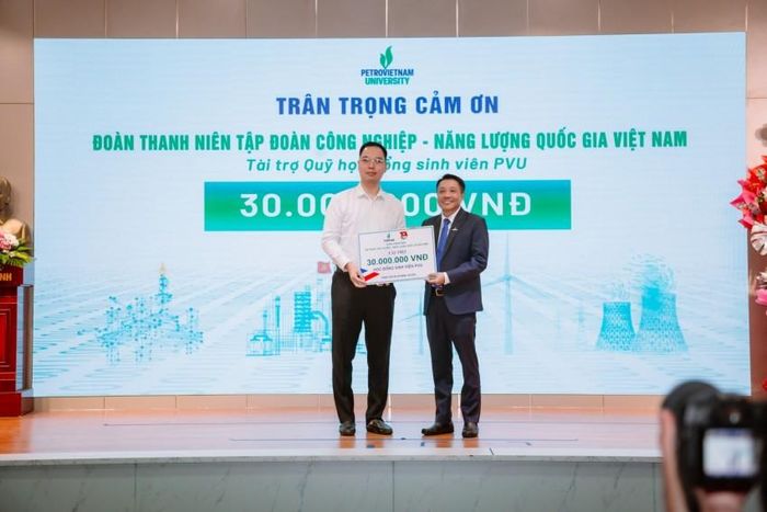  Đoàn Thanh niên Tập đoàn trao tặng Quỹ học bổng sinh viên PVU.