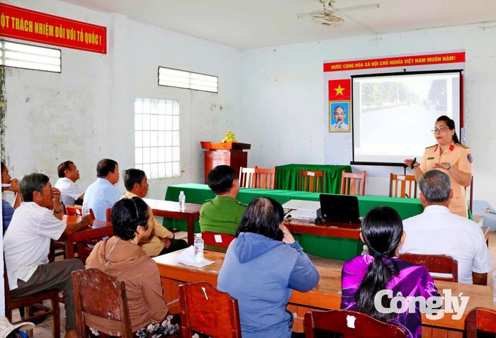 Phòng Cảnh sát giao thông Công an tỉnh An Giang đã tổ chức nhiều cuộc tuyên truyền về ATGT tại các tuyến dân cư có đường cao tốc đi qua