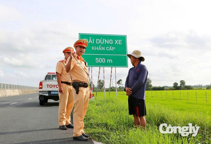 Do chưa có đường dân sinh dọc theo tuyến cao tốc nên còn xảy ra nhiều trường hợp người đân đi bộ, đi xe mô tô, gắn máy vào đường câo tốc để đến được phần đất canh tác của gia đình mình
