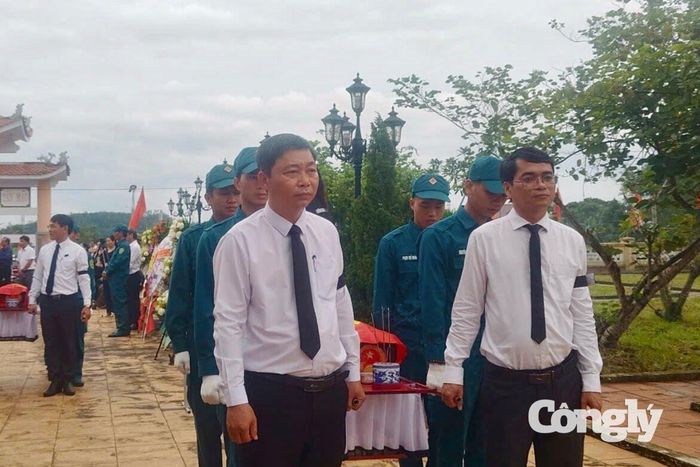 Nghi thức di chuyển hài cốt liệt sĩ đến nơi an táng tại Nghĩa trang Liệt sĩ Duy Sơn, xã Duy Xuyên, TP. Đà Nẵng.