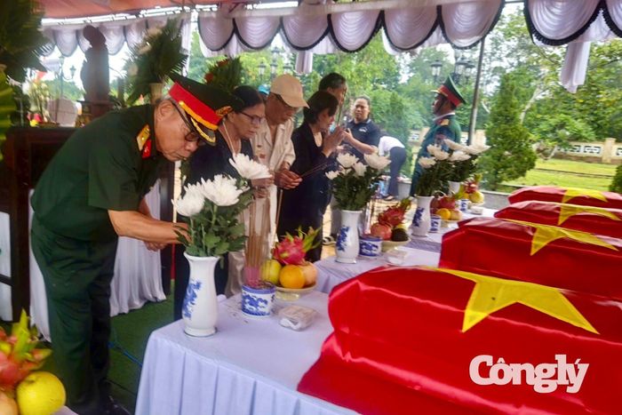 Các cựu chiến binh và đồng đội thành kính dâng hương, tưởng niệm các đồng đội.