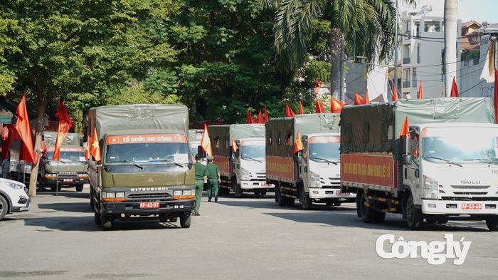 Đội hình xe phục vụ lễ đưa hài cốt liệt sĩ về Nghĩa trang Liệt sĩ TP.HCM gồm xe dẫn đường, xe chỉ huy, xe quân kỳ, xe danh dự, xe chở hoa, 8 xe chở hài cốt liệt sĩ, xe chở đại biểu và xe kiểm soát quân sự. Phương án bố trí được rà soát để bảo đảm đội hình di chuyển thống nhất, an toàn.