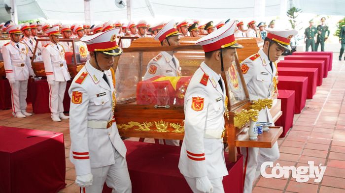 Bộ Tư lệnh TP.HCM dự kiến huy động khoảng 300 cán bộ, chiến sĩ tham gia phục vụ lễ viếng, truy điệu và an táng 731 hài cốt liệt sĩ. Công an TP.HCM đảm nhận các nghi thức tiêu binh, đội danh dự và công tác khiêng quách hài cốt, góp phần bảo đảm chương trình diễn ra đúng kịch bản.