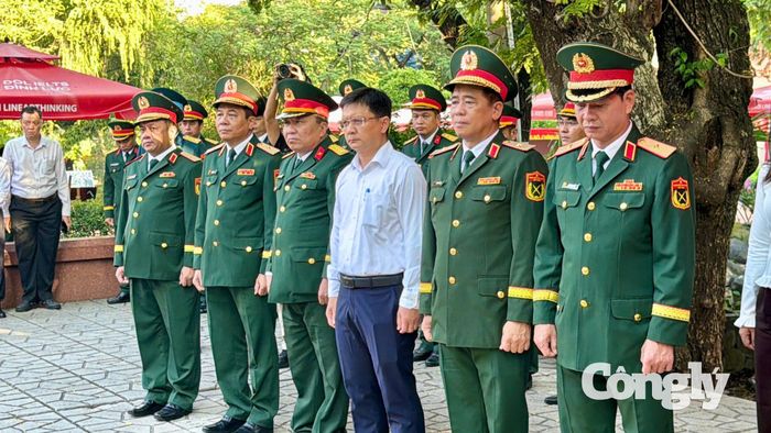 Ông Nguyễn Mạnh Cường, Ủy viên Dự khuyết Trung ương Đảng, Ủy viên Ban Thường vụ Thành ủy, Phó Chủ tịch UBND TP.HCM, Trưởng Ban Chỉ đạo tìm kiếm, quy tập và xác định danh tính hài cốt liệt sĩ TP.HCM cùng lãnh đạo Quân khu 7, Bộ Tư lệnh TP.HCM và đại diện các lực lượng liên quan tham dự buổi tổng duyệt.