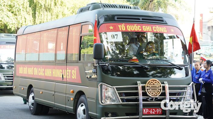 Ở chiều ngược lại, đoàn xe từ Nghĩa trang Liệt sĩ TP.HCM trở về Công viên Văn hóa Lê Thị Riêng đi theo tuyến Xa lộ Hà Nội – Võ Nguyên Giáp – cầu Sài Gòn – Điện Biên Phủ – Đinh Tiên Hoàng – Võ Thị Sáu – vòng xoay Dân Chủ – Cách Mạng Tháng Tám – Trường Sơn.