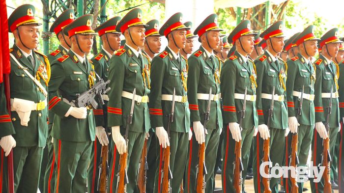 Công tác hậu cần, y tế được chuẩn bị đồng bộ, từ vật phẩm phục vụ nghi lễ đến khu vực đỗ ô tô và giữ xe máy miễn phí. Tổ y tế lưu động bố trí nhân lực, thuốc thiết yếu để kịp thời hỗ trợ đại biểu, cán bộ, chiến sĩ và người dân khi cần thiết.