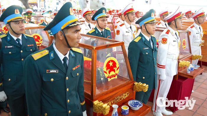Sau lễ viếng đến lễ truy điệu, từng hài cốt liệt sĩ được đặt trong tiểu quách, bảo vệ bằng lồng kính, phủ Quốc kỳ và che ô đen trước khi đưa lên xe. Các khâu được rà soát nhằm bảo đảm quá trình vận chuyển về Nghĩa trang Liệt sĩ TP.HCM diễn ra trang nghiêm, chu đáo.