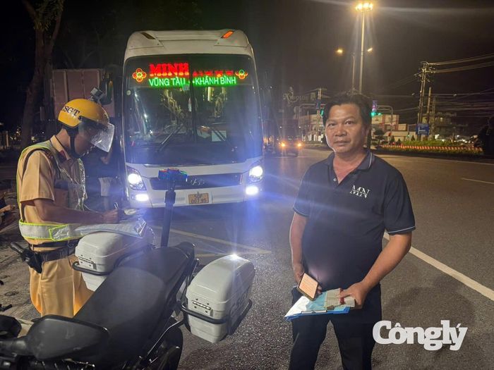 CSGT TP.HCM kiểm tra, xử lý tài xế xe khách vi phạm.
