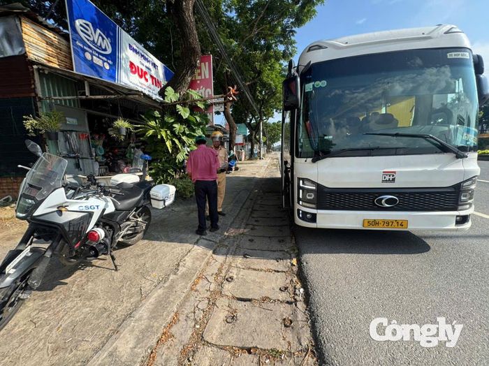Việc kiểm tra phương tiện kinh doanh vận tải hành khách luôn được tăng cường.