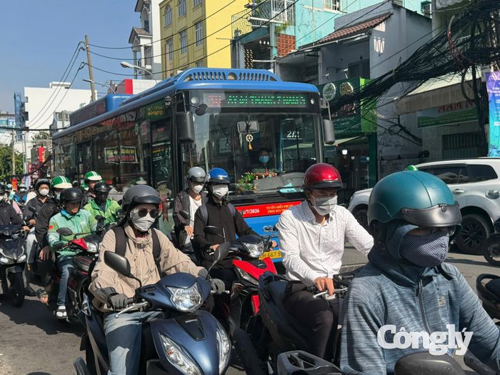 Trong thời gian thi công, người tham gia giao thông cần chú ý hệ thống biển báo, chấp hành hướng dẫn của lực lượng điều tiết và chủ động cập nhật lộ trình trước khi di chuyển qua khu vực công trường. Đối với các tuyến xe buýt bị điều chỉnh, hành khách cũng cần theo dõi thông tin từ đơn vị vận tải để lựa chọn hành trình phù hợp.