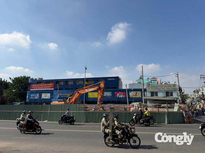 Tiến độ thi công tường dẫn tại các nhà ga hiện có sự chênh lệch. Cụ thể, ga ST06 (Phạm Văn Hai) đã thực hiện 101,5/280m, đạt khoảng 37%; trong khi ga ST09 (Bà Quẹo) đạt 20/270m, tương đương khoảng 7,4%.