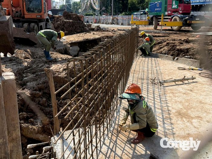 Ở ga ST10 (Phạm Văn Bạch), nhà thầu đã thi công 229/533m tường dẫn, đạt khoảng 43%, trong đó giai đoạn 1 đã hoàn thành. Hạng mục tường vây đạt 27/88 tấm, tương đương khoảng 30,7% khối lượng.
