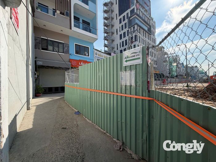 Bên cạnh đó, các nhà thầu triển khai thi công tường vây theo hồ sơ thiết kế được phê duyệt. Khối lượng thực hiện tại từng nhà ga có sự khác nhau, phụ thuộc vào tiến độ triển khai, điều kiện mặt bằng và phương án tổ chức thi công thực tế.