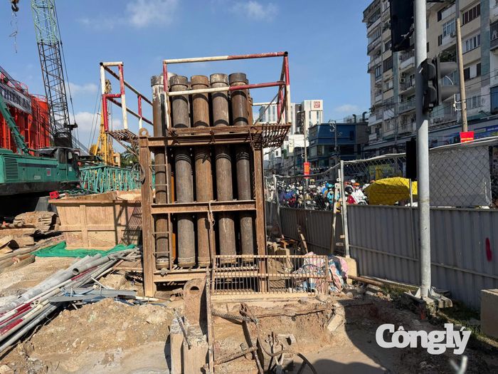 Tại ga ST05 (Lê Thị Riêng), khối lượng thi công tường dẫn đạt 207/491,5m, tương đương khoảng 42%. Đối với hạng mục tường vây, nhà thầu đã hoàn thành 40/87 tấm, đạt gần 46% tổng khối lượng.