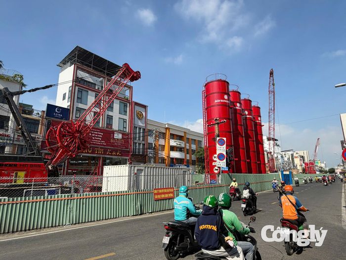 Hệ thống rào chắn được bố trí tại các khu vực thi công nhà ga ngầm, phân định phạm vi công trường với phần đường phục vụ phương tiện lưu thông. Việc tổ chức mặt bằng được thực hiện song song với các hạng mục xây dựng, tạo điều kiện để nhà thầu triển khai công việc, đồng thời phục vụ công tác bảo đảm an toàn tại khu vực thi công.