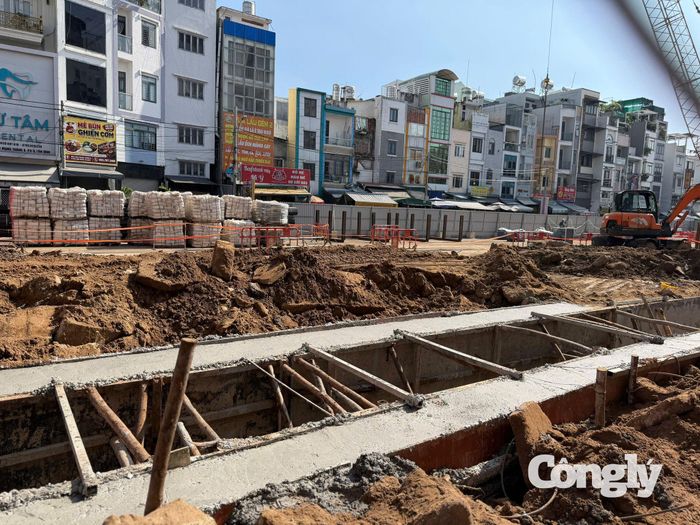 Sau khi được cấp phép thi công từ ngày 12/9/2026, các khu vực ga ST02 (Tao Đàn) và ST07 (Bảy Hiền) đang được tổng thầu EPC tập kết máy móc, thiết bị, chuẩn bị các điều kiện cần thiết để triển khai những hạng mục tiếp theo của dự án.