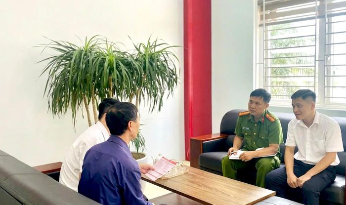 Ông C. (áo xanh) được lực lượng chức năng giải thích về hành vi lừa đảo.